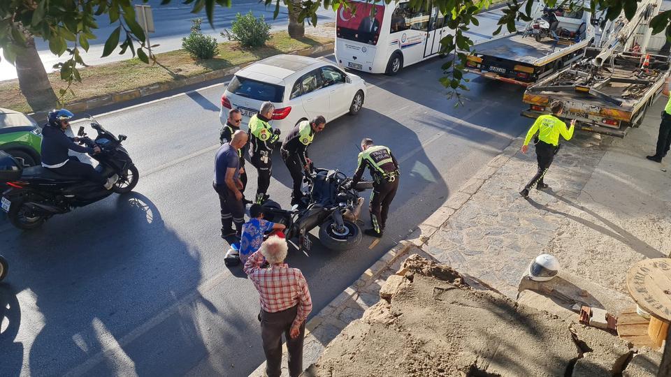 Çılgına dönen kadın, polisin motosikletini tekmeleyip devirdi