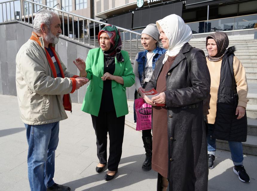 ANNE VE KIZININ MUHTARLIK YARIŞI: BİRBİRİNE RAKİP OLDULAR RAKİP OLAN ANNE VE KIZI, MUHTAR OLABİLMEK İÇİN SOKAK SOKAK GEZİP OY İSTİYOR