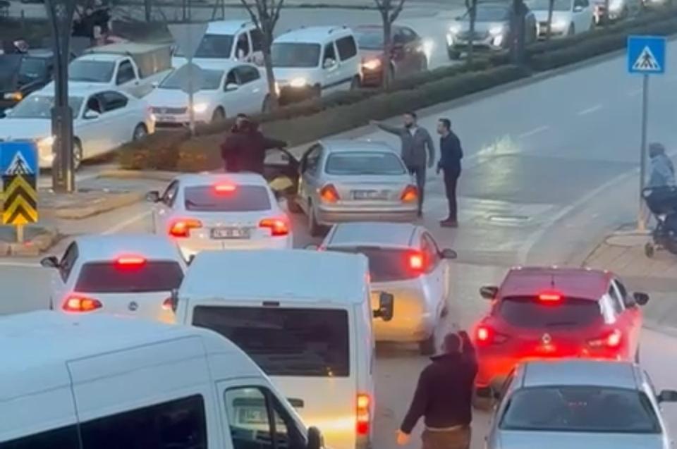 Akşam trafiğinde yumruklar havada uçuştu