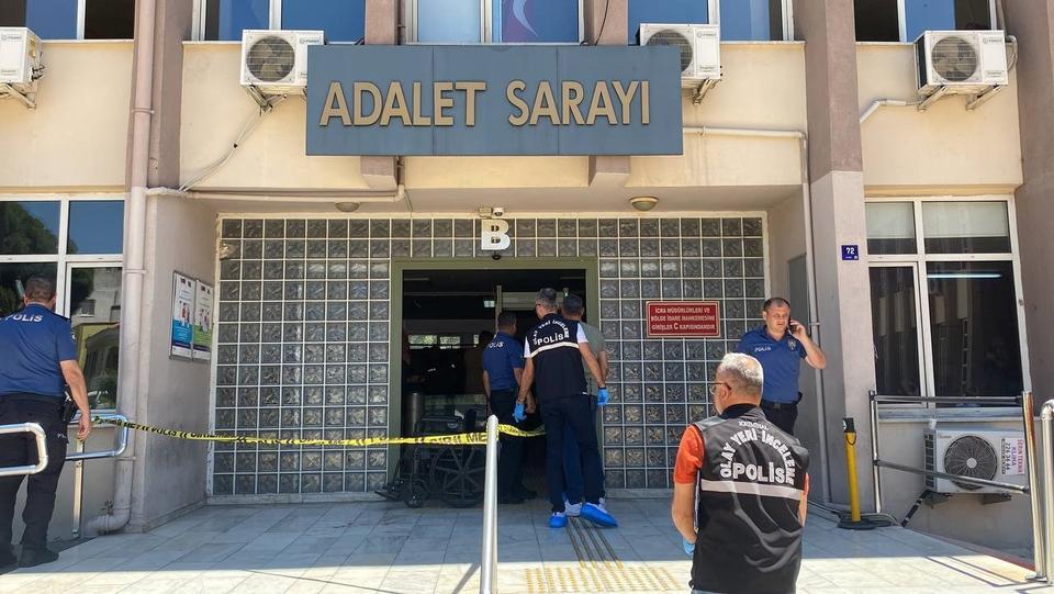 ADLİYE'DE BIÇAKLI KAVGA: 1 AĞIR YARALI YARALI POLİS ARABASI İLE HASTANEYE YETİŞTİRİLDİ YARALININ YAKINLARI ADLİYE ÖNÜNDE FERYAT ETTİ