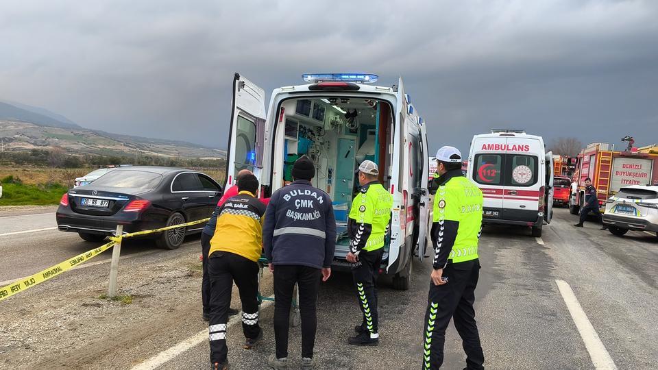 İZMİR'DEN DENİZLİ'YE TURNUVAYA GELEN ÖĞRENCİLER KAZA YAPTI: 2 ÖLÜ, 26 YARALI