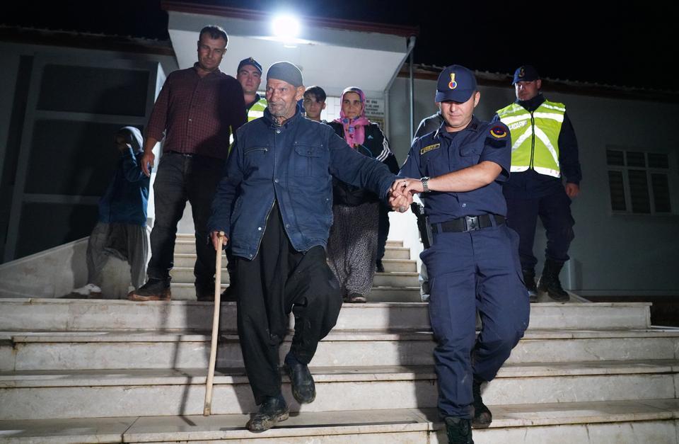 MANTAR TOPLARKEN KAYBOLAN YAŞLI ADAM 10 SAAT SONRA BULUNDU