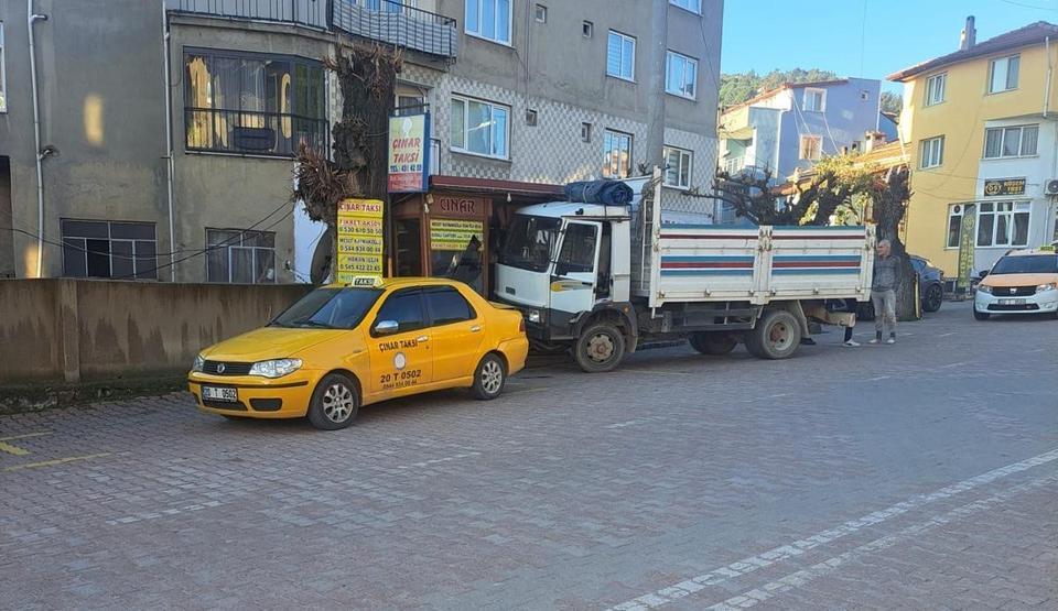 Frenleri boşalan kamyon taksi durağına daldı