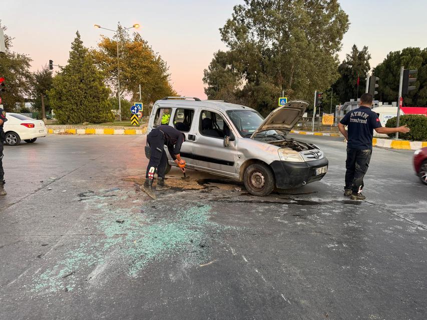 HAFİF TİCARİ ARAÇ TAKLA ATTI: 3 YARALI