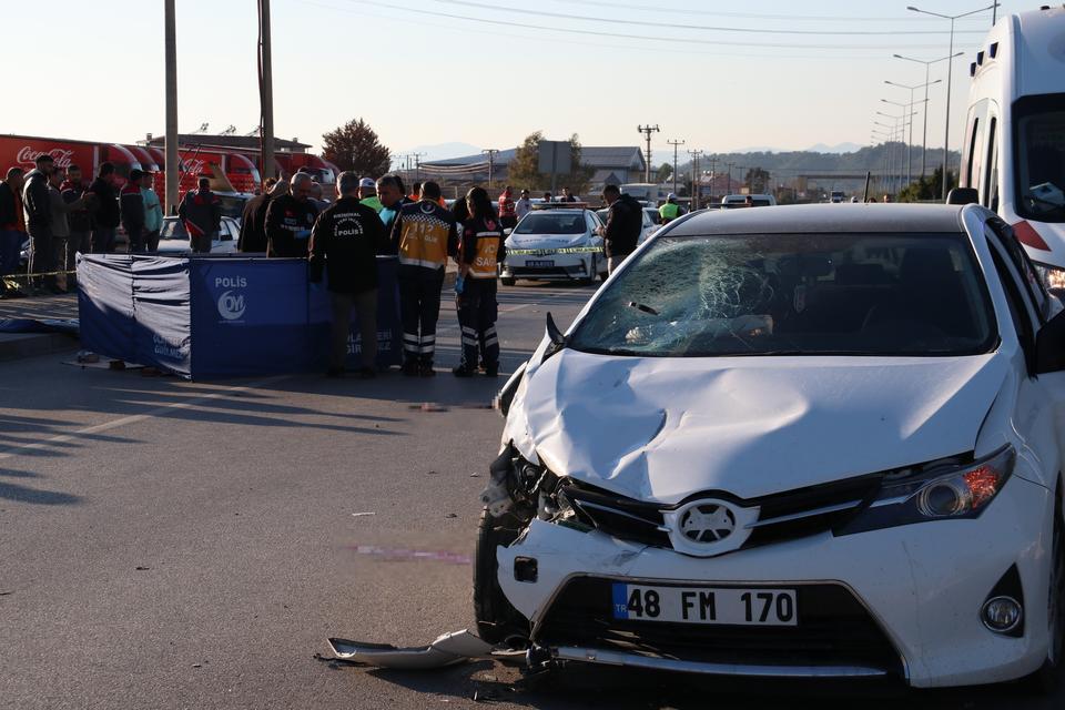 FETHİYE'DE OTOMOBİL MOTOSİKLETLE ÇARPIŞTI: 2 ÖLÜ, 1 YARALI