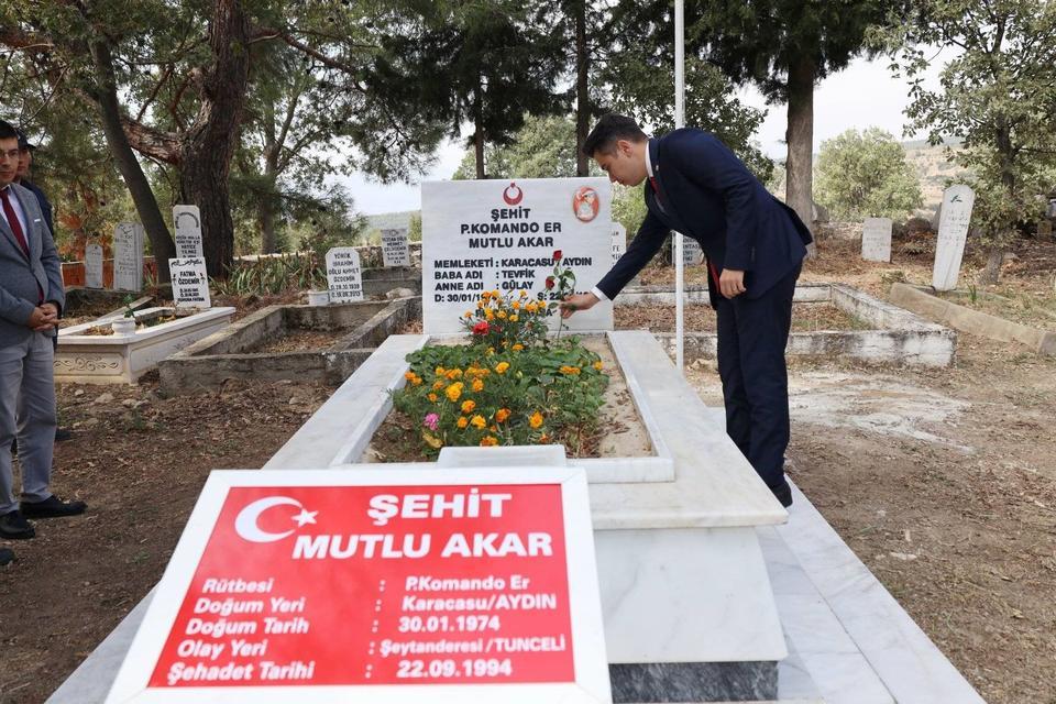 KARACASU'DA ŞEHİT AKAR MEZARI BAŞINDA ANILDI