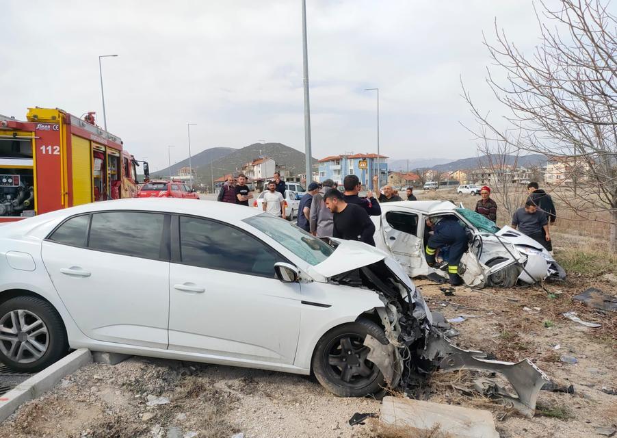 ISPARTA'DA İKİ OTOMOBİLİN KAFA KAFAYA ÇARPIŞTI: 2 ÖLÜ, 3 YARALI