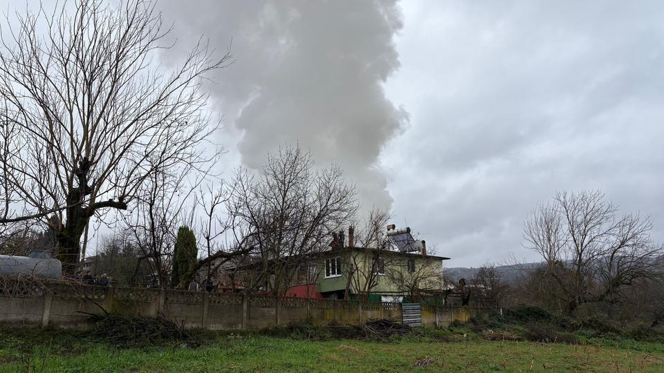 TEK KATLI EV ALEVLERE TESLİM OLDU: EVLİ ÇİFT EVDEN SON ANDA ÇIKTI