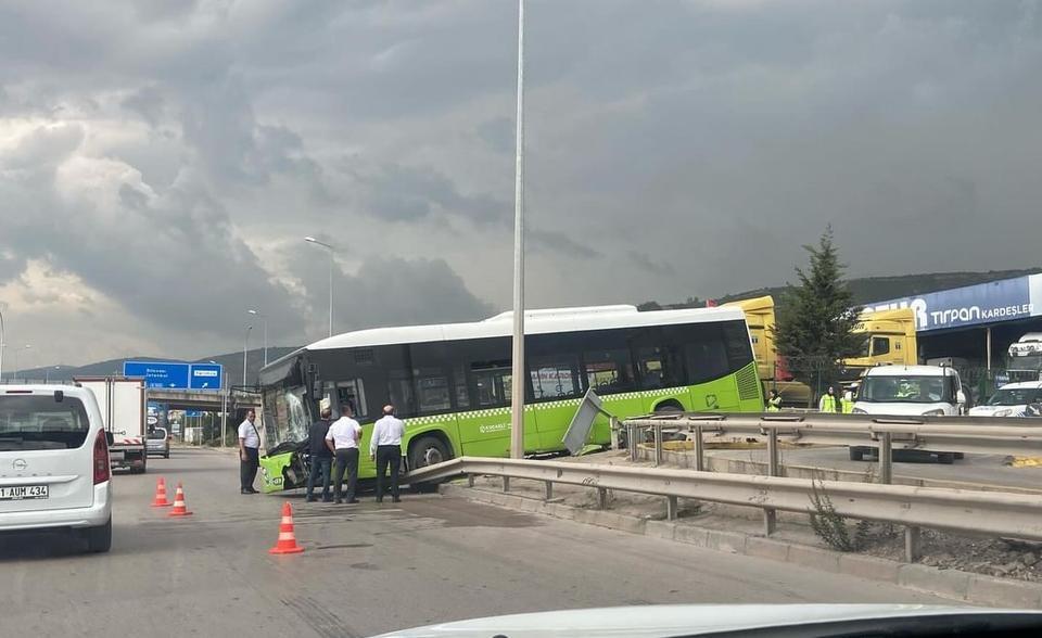 BELEDİYE OTOBÜSÜ BARİYERLERE ÇARPTI, ARAÇTA YOLCU OLMAMASI FACİAYI ÖNLEDİ