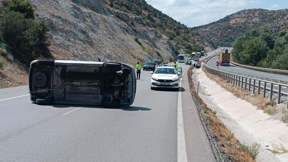 KÜTAHYA'DA İKİ OTOMOBİLİN TAKLA ATTIĞI KAZADA 6 KİŞİ YARALANDI