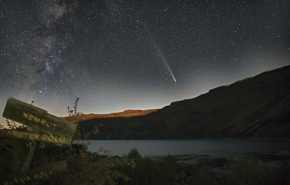 Nemrut Krater Gölü’nde Atlas kuyruklu yıldızı görüntülendi