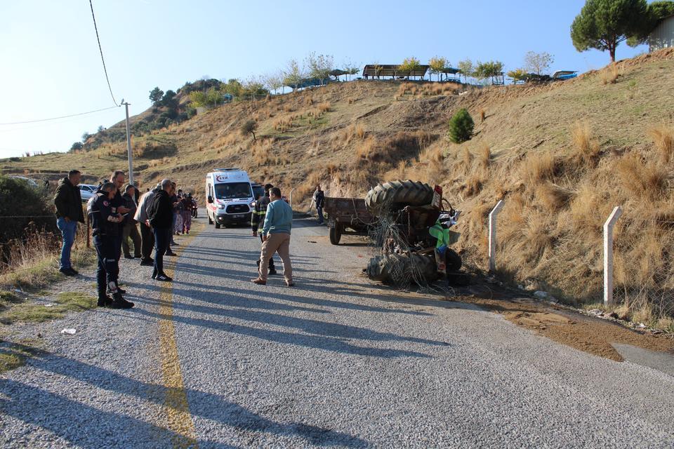 VİRAJI ALAMAYAN KUM YÜKLÜ TRAKTÖR DEVRİLDİ: 1'İ AĞIR 2 YARALI