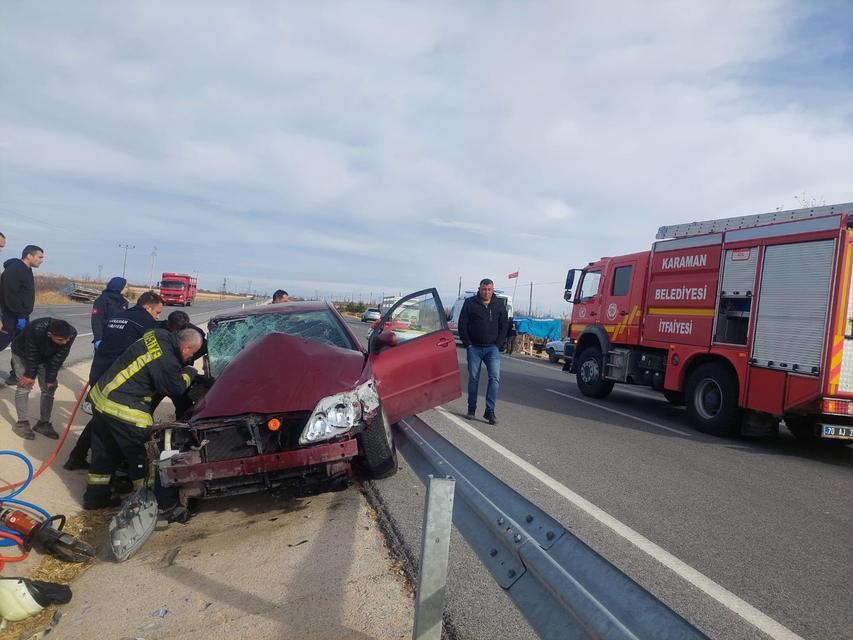 Otomobil römork ve bariyerlere çarptı: 4 yaralı