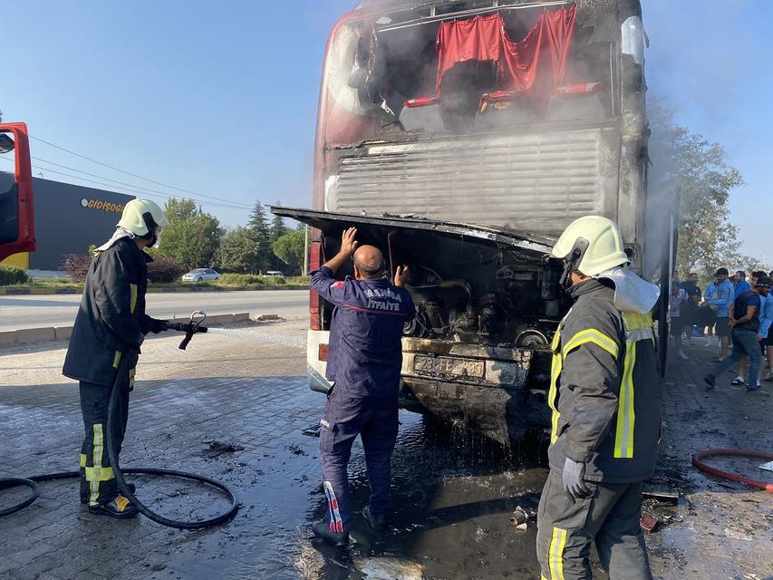 HARPUT FK'NIN TAKIM OTOBÜSÜ ALEV ALDI, FACİA KIL PAYI ATLATILDI