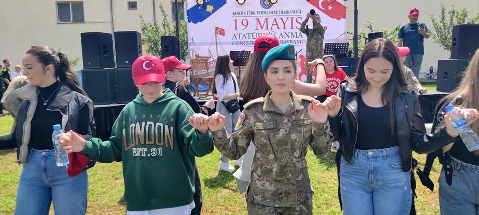 KOSOVA'DA TÜRK ASKERİ 19 MAYIS BAYRAMI'NI ZEYBEK OYNAYARAK KUTLADI