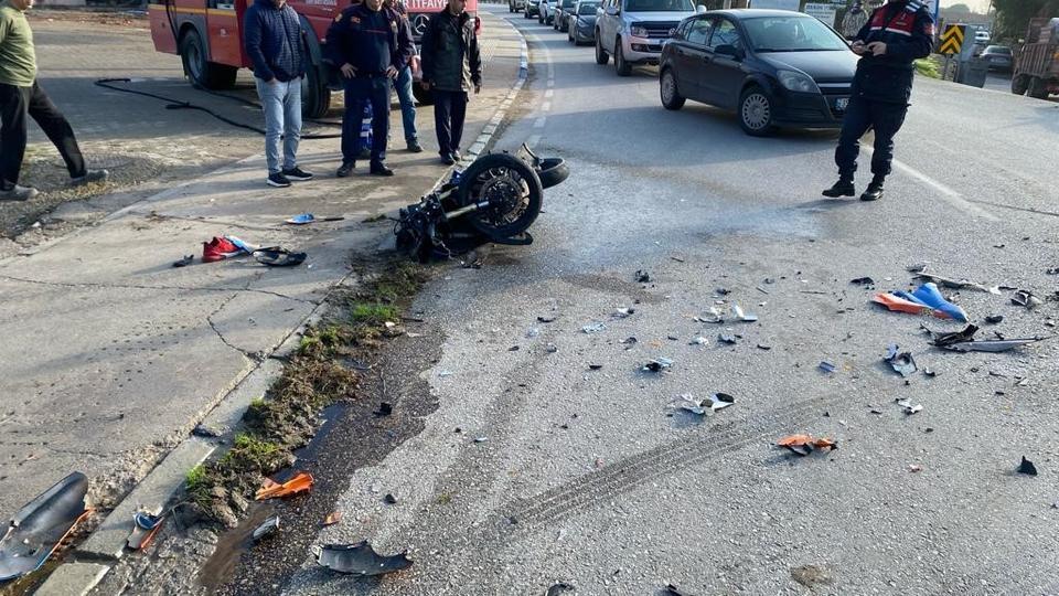 İZMİR'DE KAMYONA ÇARPAN MOTOSİKLET SÜRÜCÜSÜ HAYATINI KAYBETTİ