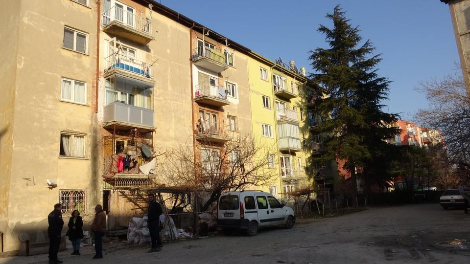 KONYA'DA 5 KATLI APARTMAN ÇÖKME RİSKİNE KARŞI BOŞALTILDI