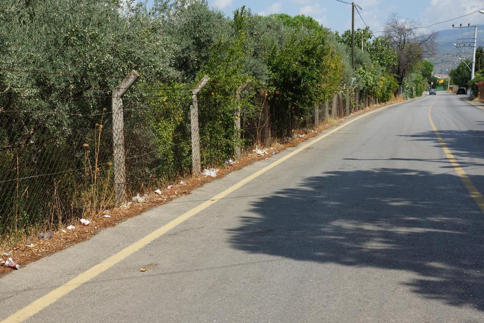 KIZILCAKÖY MAHALLESİ'NDE YOL KENARINA ATILAN ÇÖPLERE MAHALLE HAKLINDAN TEPKİ