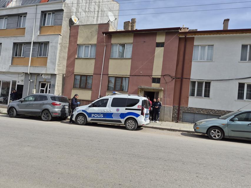 52 yaşındaki adam merdivenin altında ölü bulundu