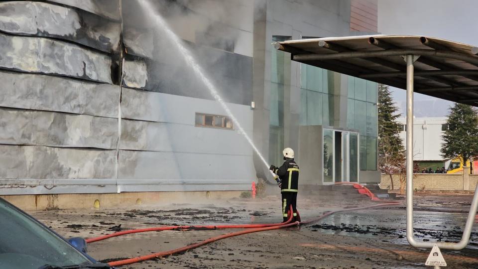 Fabrika yangınında ölü sayısı 3’e yükseldi