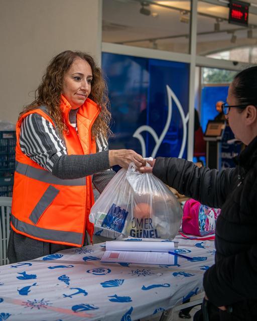 Öğrencilerin beslenme çantaları doluyor, velilerin yüzü gülüyor