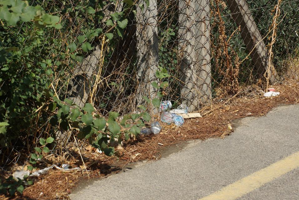 KIZILCAKÖY MAHALLESİ'NDE YOL KENARINA ATILAN ÇÖPLERE MAHALLE HAKLINDAN TEPKİ