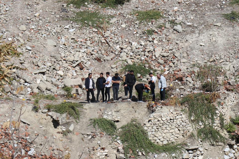 BOŞ ARAZİDE İNSAN KEMİKLERİ BULUNDU KEMİKLERİN KAYIP ALZHEİMER HASTASI KADINA AİT OLDUĞU DEĞERLENDİRİLİYOR