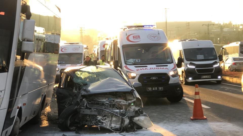 İşçi servisi ile otomobil çarpıştı: 1 ölü, 10 yaralı