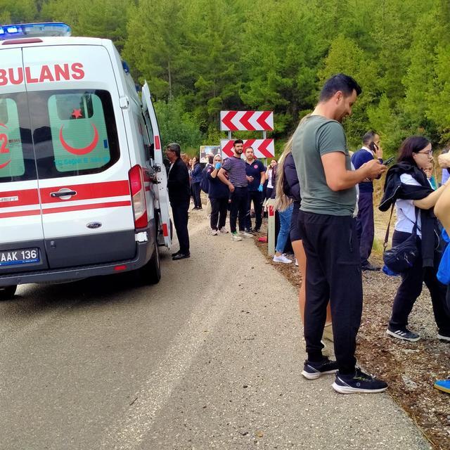 ISPARTA-ANTALYA YOLUNDA YOLCU OTOBÜSÜ ŞARAMPOLE DEVRİLDİ: 8 YARALI