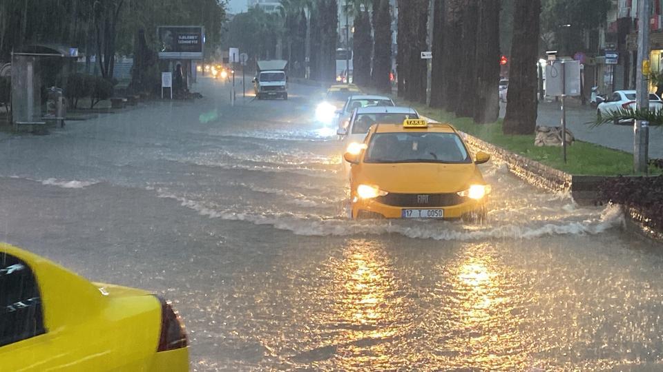 ÇANAKKALE'DE CADDE VE SOKAKLAR GÖLE DÖNDÜ