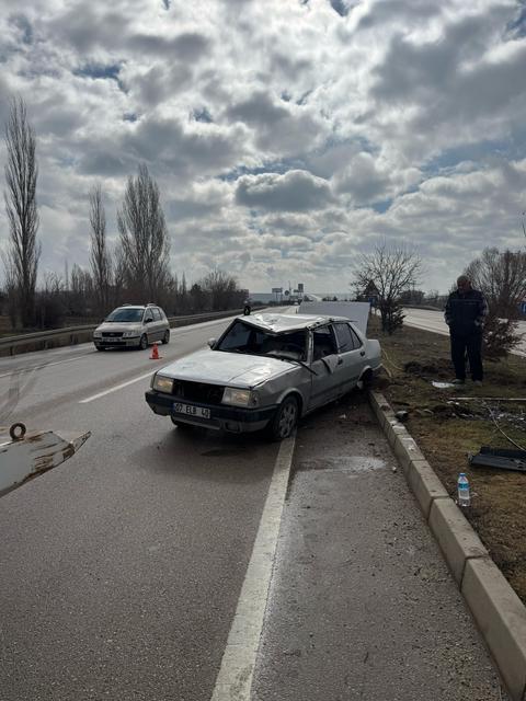 ORTA REFÜJE DEVRİLEN OTOMOBİLDE SÜRÜCÜ YARALANDI