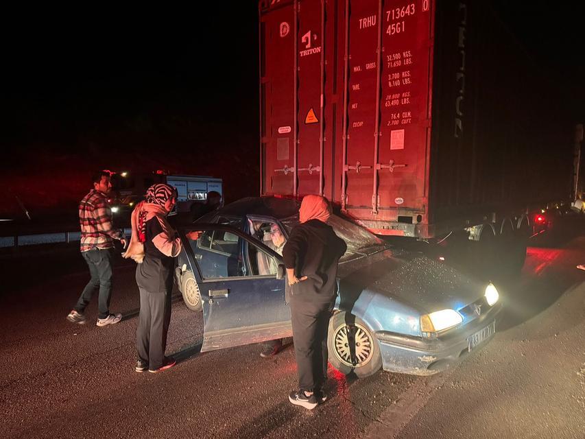 OTOMOBİL, YOL KENARINDAKİ TIRA ÇARPTI: 2 AĞIR YARALI