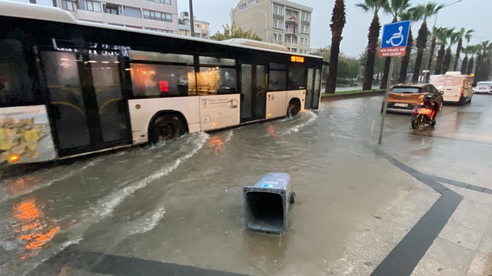 ÇANAKKALE'DE CADDE VE SOKAKLAR GÖLE DÖNDÜ