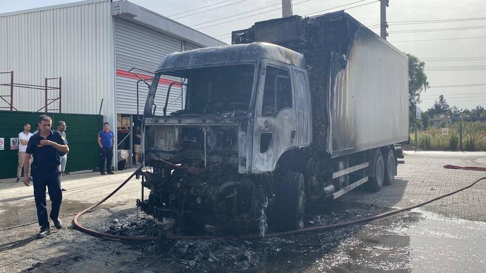 PARK HALİNDEKİ TIR ALEV ALDI, KISA SÜREDE KULLANILAMAZ HALE GELDİ