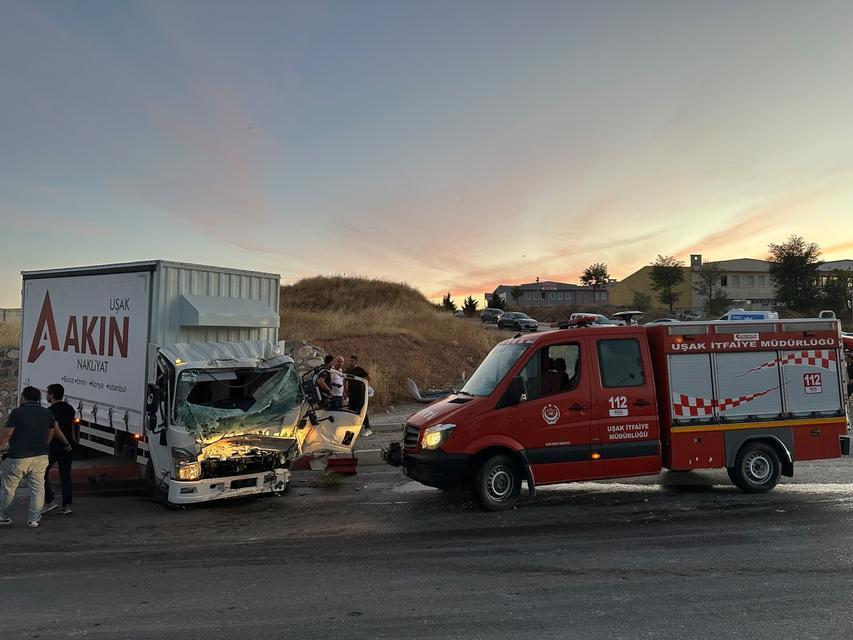 İtfaiye aracı ile kamyon çarpıştı: 1 ölü, 2 yaralı