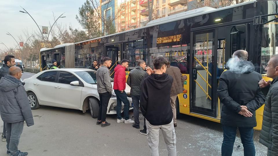 Halk otobüsü ile otomobil çarpıştı