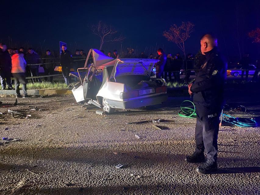 (DÜZELTME) ANTALYA'DA 3 ARACIN KARIŞTIĞI FECİ KAZA: 3 ÖLÜ KONTROLDEN ÇIKIP KARŞI ŞERİDE GEÇTİ: HURDAYA DÖNEN TOFAŞ OTOMOBİLDE KURTULAN OLMADI