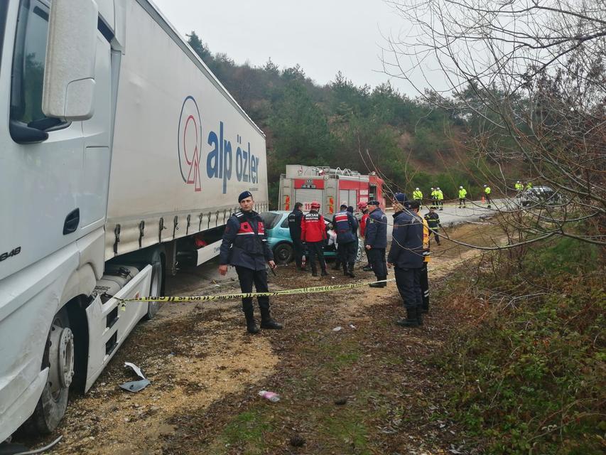 TIRA ÇARPAN OPEL MARKA OTOMOBİL 2 KİŞİYE MEZAR OLDU