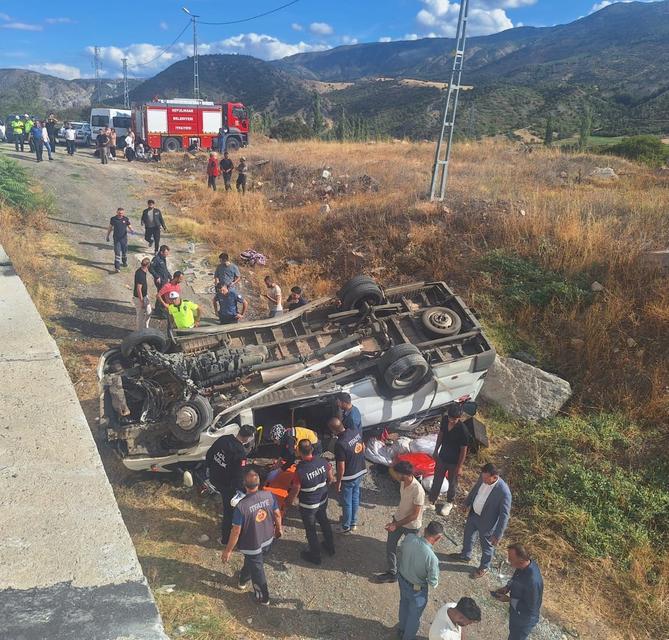 FINDIK İŞÇİLERİ DÖNÜŞ YOLUNDA KAZA YAPTI: 14 YARALI