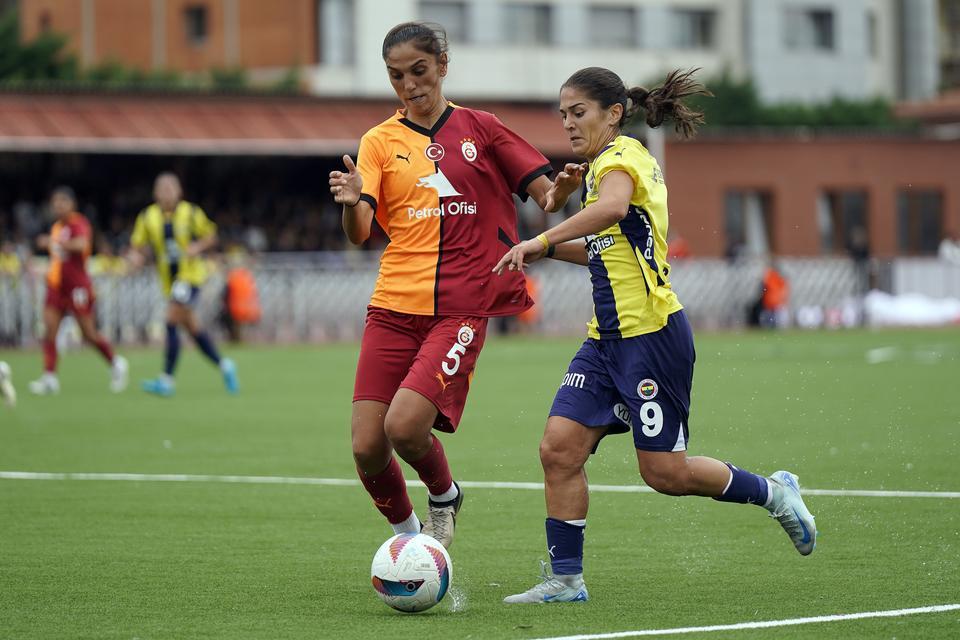 KADIN FUTBOLDA DERBİNİN KAZANANI FENERBAHÇE TURKCELL KADIN FUTBOL SÜPER LİGİ: FENERBAHÇE: 2 - GALATASARAY: 0