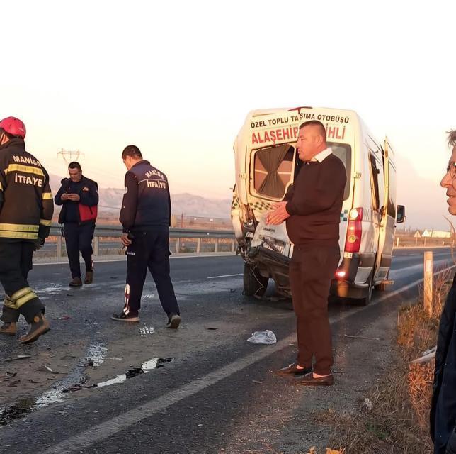 MANİSA'DA YOLCU OTOMOBİL MİNİBÜSE ÇARPTI: 7 YARALI