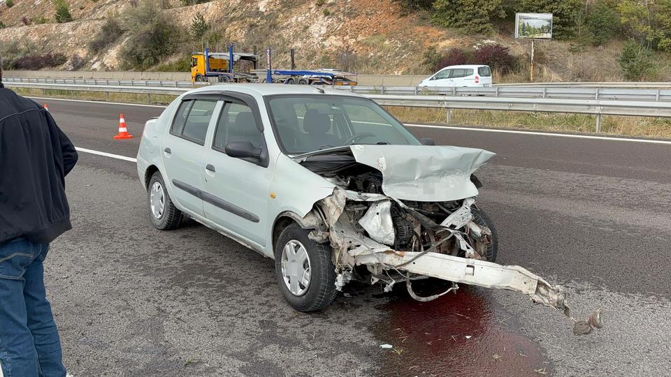 OTOYOLDA BARİYERLERE ÇARPARAK 30 METRE SÜRÜKLENDİ: "BİR ANLIK DALGINLIK"