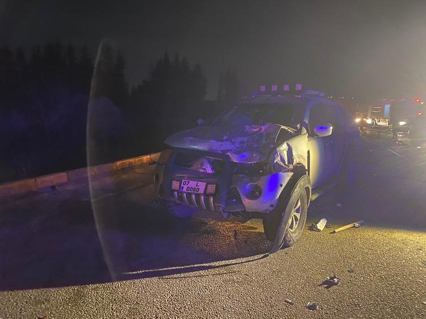 (DÜZELTME) ANTALYA'DA 3 ARACIN KARIŞTIĞI FECİ KAZA: 3 ÖLÜ KONTROLDEN ÇIKIP KARŞI ŞERİDE GEÇTİ: HURDAYA DÖNEN TOFAŞ OTOMOBİLDE KURTULAN OLMADI