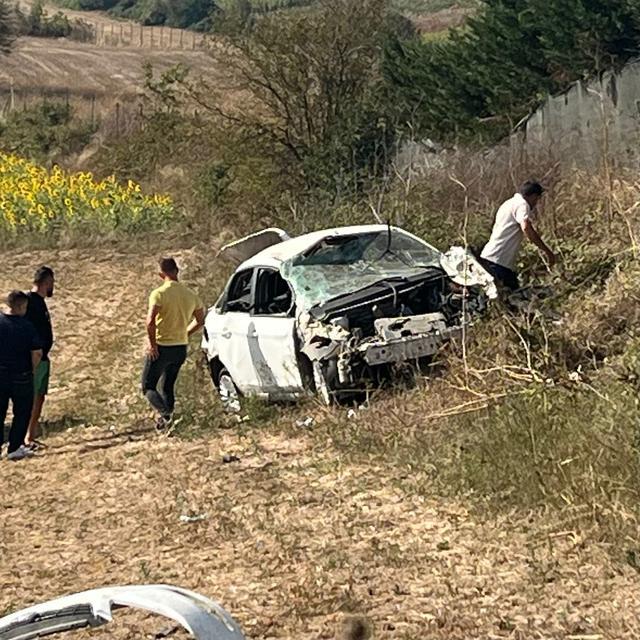 SAKARYA'DA TAKLALAR ATAN OTOMOBİL HURDAYA DÖNDÜ: 1 ÖLÜ, 1 YARALI