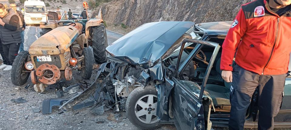 BALIKESİR'DE TRAKTÖR İLE OTOMOBİL KAZA YAPTI: 2 ÖLÜ