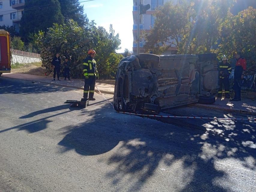 REFÜJE ÇARPAN OTOMOBİL YAN YATTI; 2 YARALI