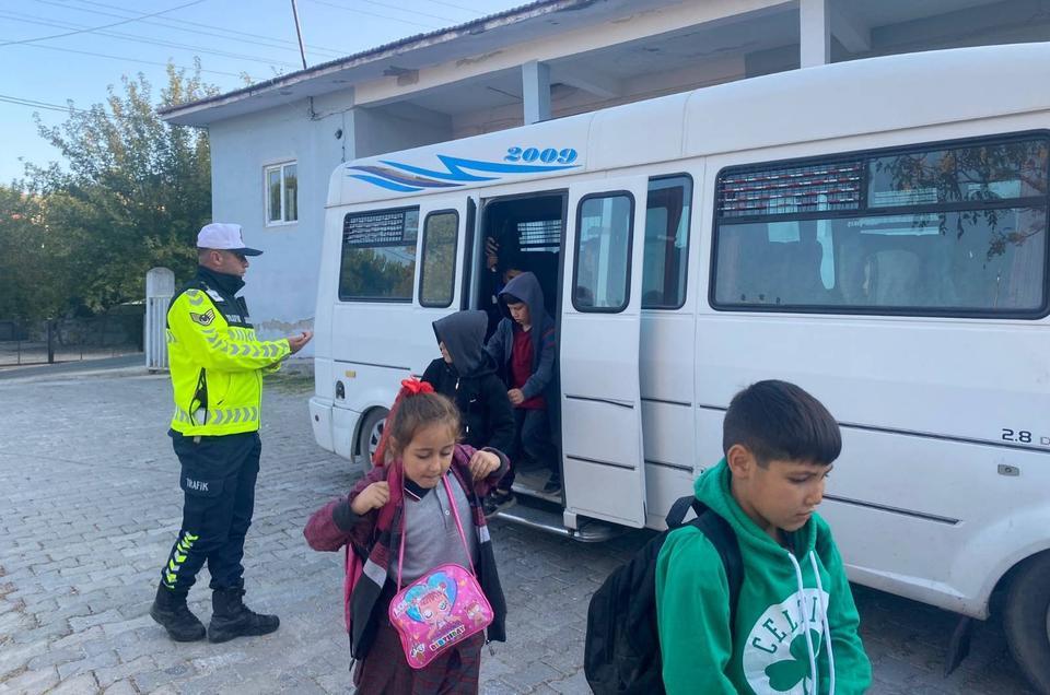 Karpuzlu’da öğrencilere ve servis şoförlerine trafik eğitimi verildi