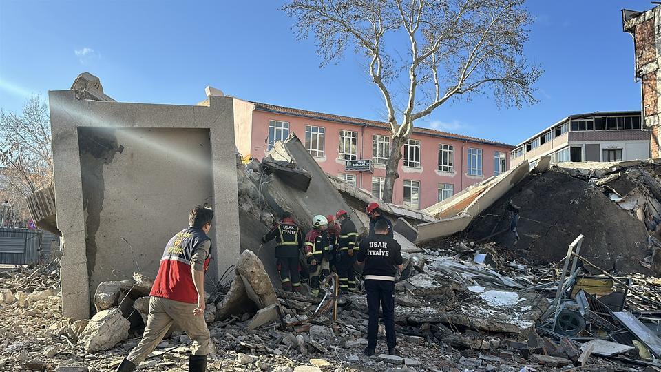 UŞAK'TA YIKIM ESNASINDA İŞ MAKİNESİ OPERATÖRÜ ENKAZ ALTINDA KALDI