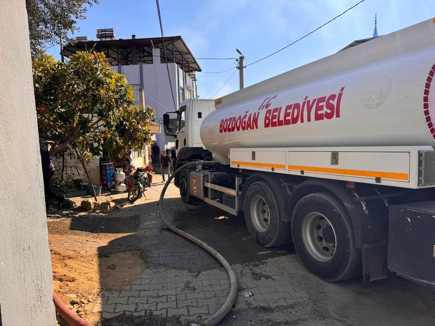 YAĞMUR DUASINI YARIDA BIRAKARAK ALEVLERE MÜDAHALE ETTİLER BOZDOĞAN'DA ÇIKAN YANGINDA EV, ALEVLERE TESLİM OLDU