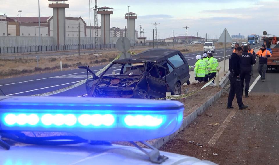 TAKLA ATAN OTOMOBİLİN SÜRÜCÜSÜ YARALANDI, ANNESİ HAYATINI KAYBETTİ AİLENİN ARAÇTA BULUNAN KÖPEĞİ İSE YARALILARIN YANINDAN AYRILMADI